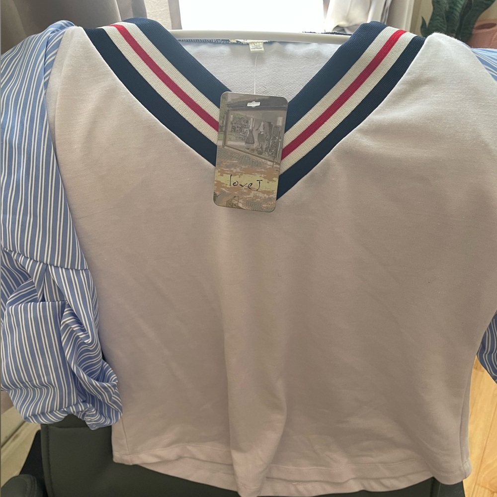 cute Woman’s Top. With Puffy,ruffle looking sleeves. sporty Baseball Babe look.
